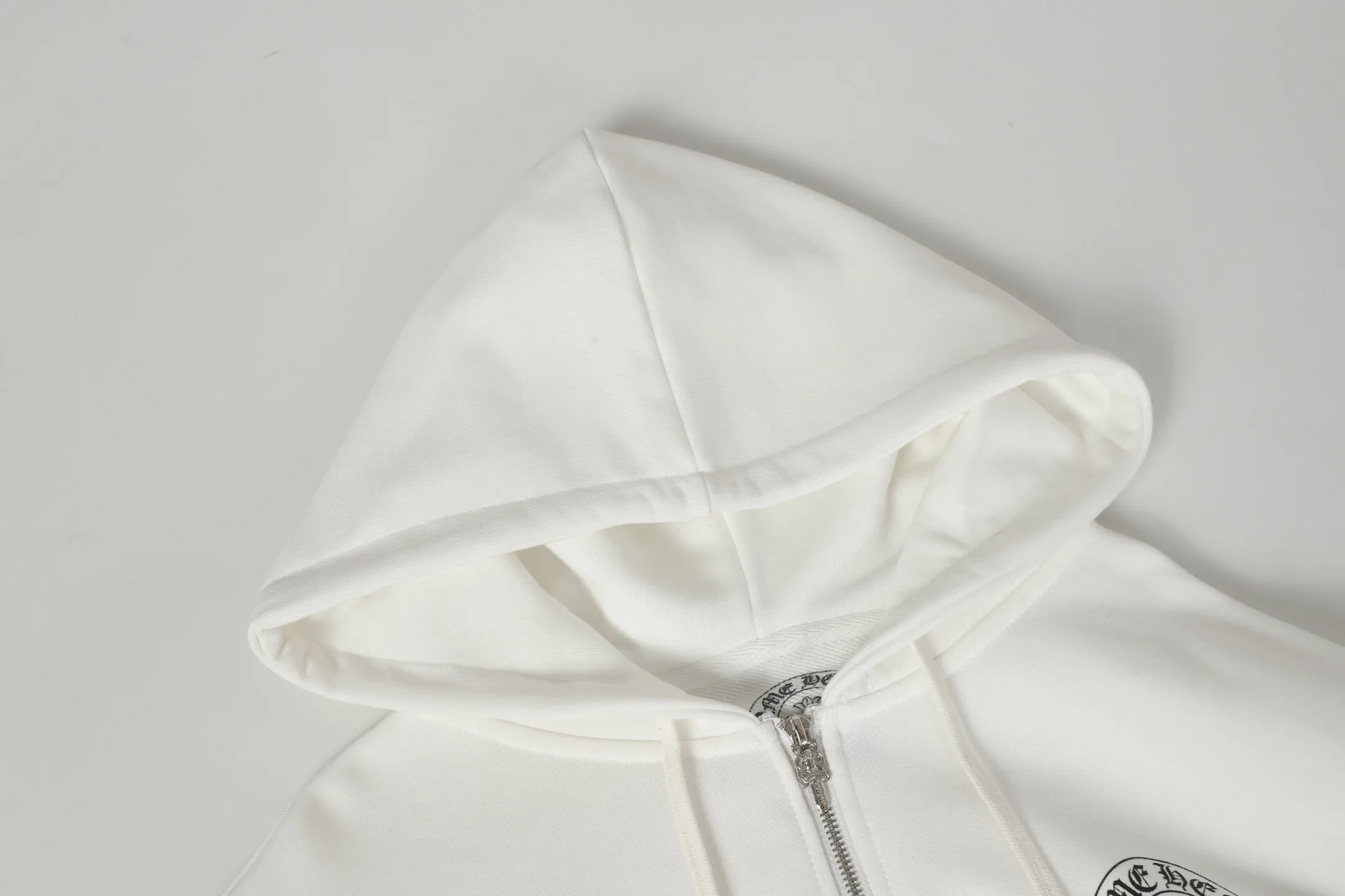 P240 Cross-border model, please do not place an order if you are pursuing quality -Chrome Hearts/Chrome Hearts 25ss Hong Kong Limited Scroll Horseshoe Print Zipper Sweater Cardigan Jacket -High weight, high density and high quality. The wool is soft, delicate and skin-friendly. It feels soft and silky. It has excellent warmth and skin-friendly properties. -Size: S M L XL